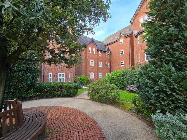 Flat for sale in Altrincham, Trafford