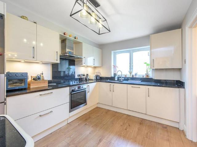 Flat for sale in Brondesbury, Greater London