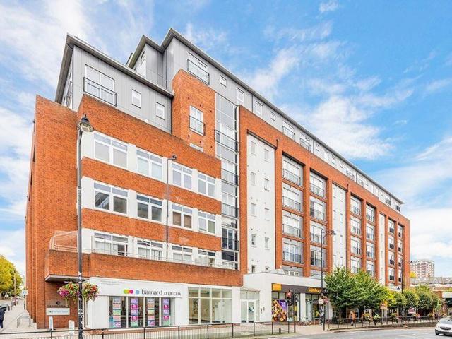 Flat for sale in Wallington, Greater London