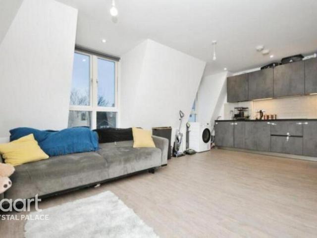 Flat for sale in London Borough of Lewisham, Forest Hill