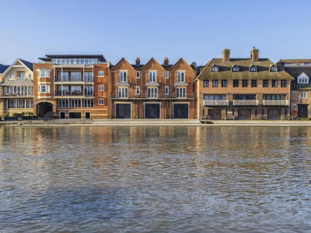 Flat for sale in Eton