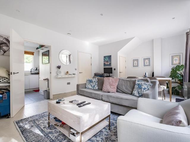 Flat for sale in Queen's Park, Greater London