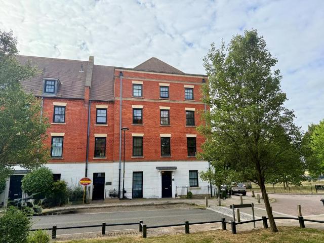 Flat for sale in Upton