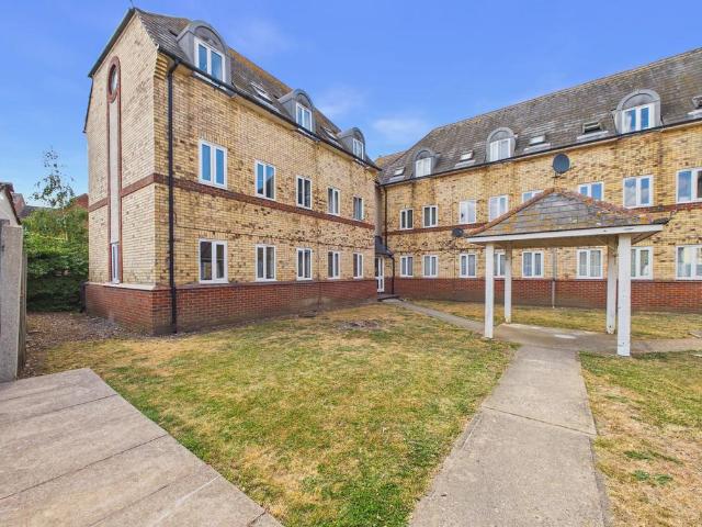 Flat for sale in Chipping Hill, Essex