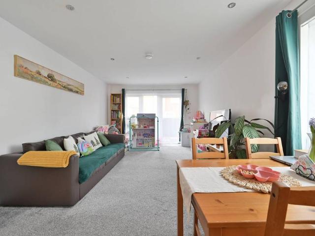 Flat for sale in Lane, Greater London