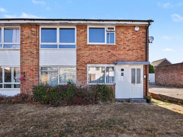 Flat for sale in Chipping Hill, Essex