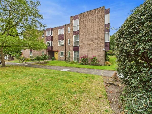 Flat for sale in Roundhay, West Yorkshire