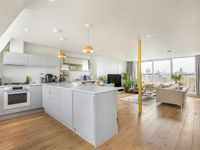 Flat for sale in Balham, Greater London