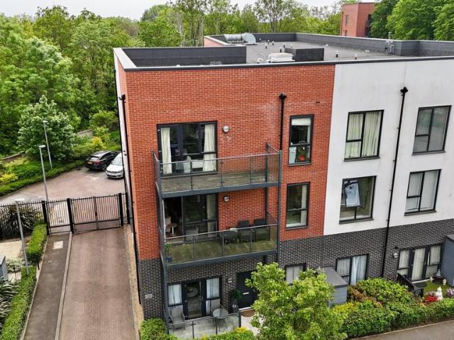 Flat for sale in Harold Wood, Greater London