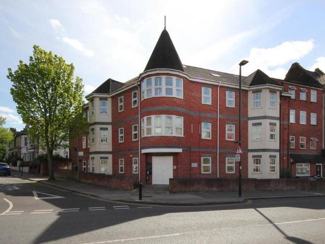 Flat for sale in London Borough of Ealing, Greater London