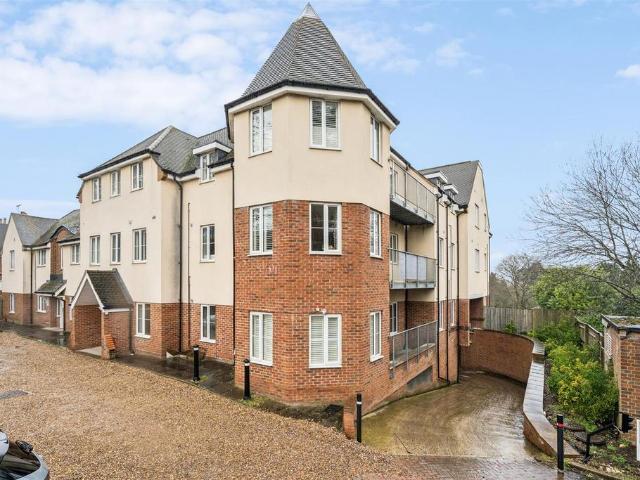 Flat for sale in Batchworth, Hertfordshire