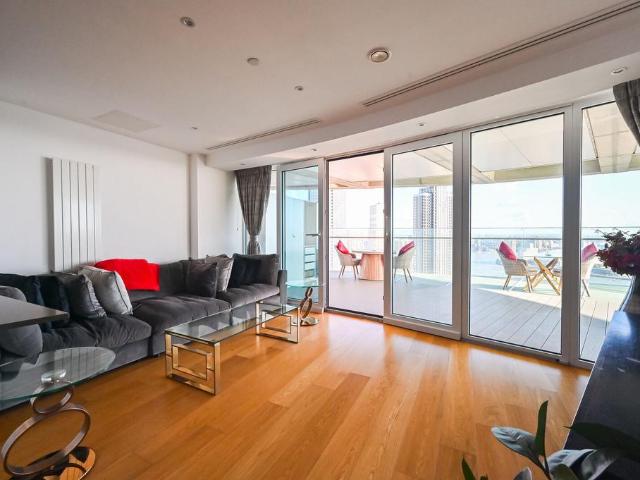 Flat for sale in Millwall, Greater London
