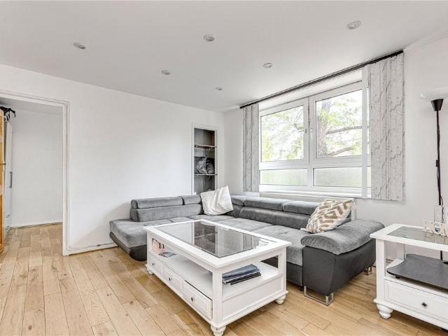 Flat for sale in Battersea, Greater London