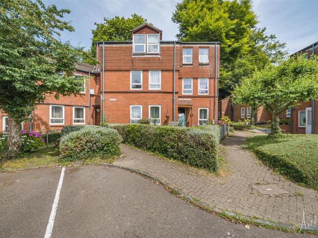 Flat for sale in Nangreaves, Wales