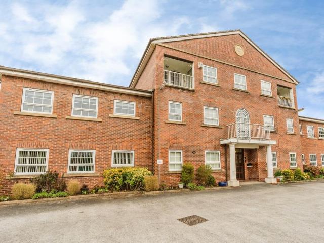 Flat for sale in Cheadle, Greater Manchester