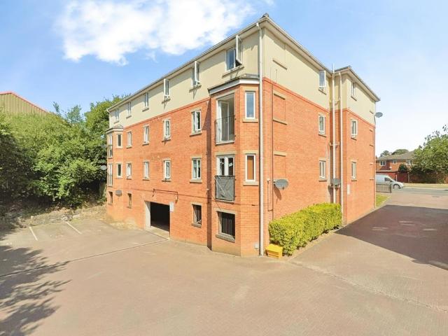 Flat for sale in Pudsey, West Yorkshire