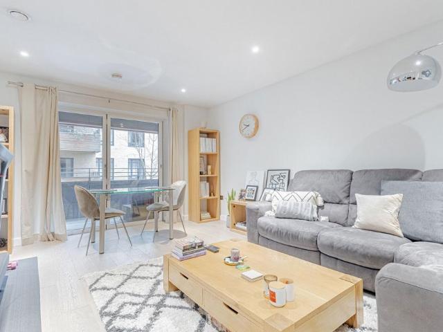 Flat for sale in Hoxton, Greater London
