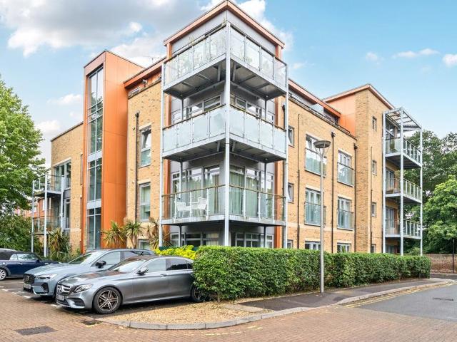 Flat for sale in Hampton Wick, Greater London