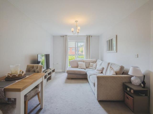 Flat for sale in North Wroughton, Swindon