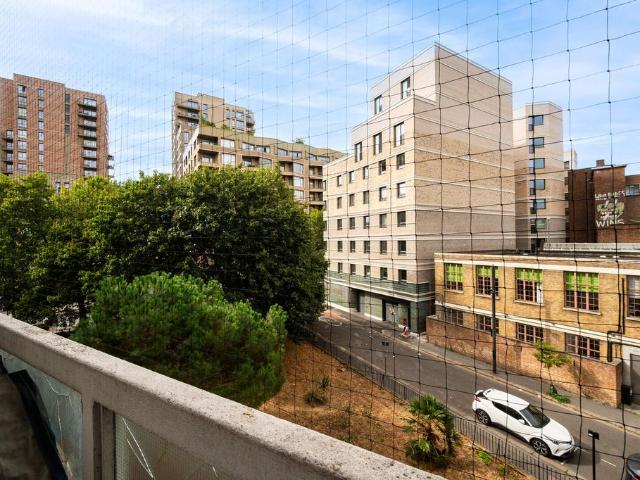 Flat for sale in Kennington Cross, Greater London
