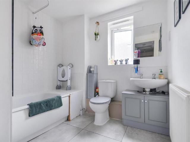 Flat for sale in Broxbourne, Hertfordshire
