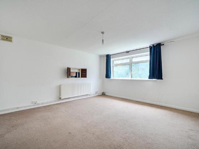 Flat for sale in London Borough of Ealing, Perivale