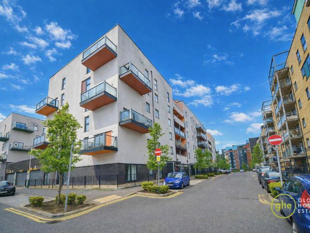 Flat for sale in Rush Green, Greater London