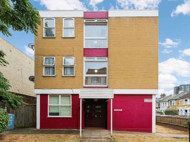 Flat for sale in Walthamstow Village, Greater London