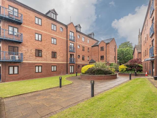 Flat for sale in West Yorkshire
