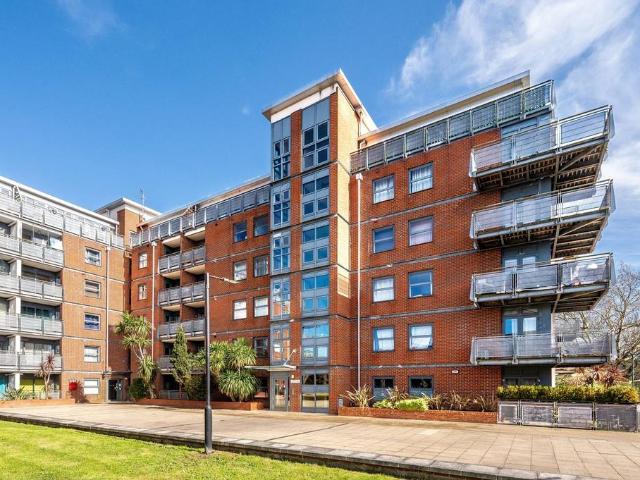 Flat for sale in Royal Borough of Greenwich, Greater London