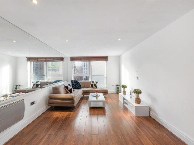 Flat for sale in Wandsworth, Greater London