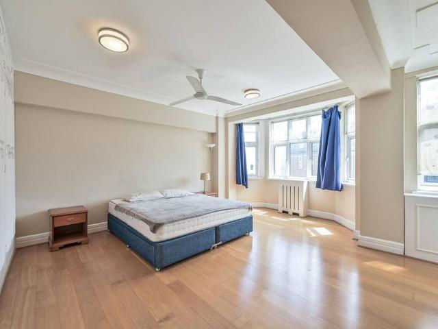 Flat for sale in Belsize Park, Greater London