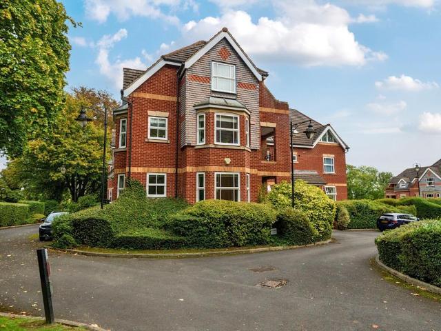 Flat for sale in Gledhow Park, Leeds