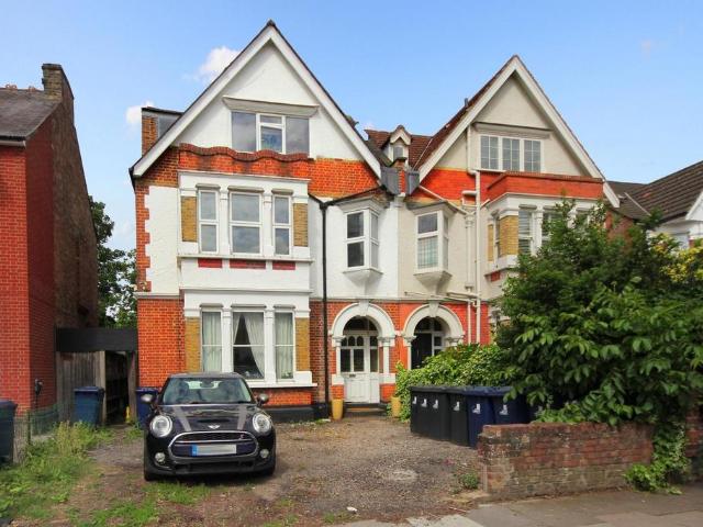Flat for sale in London Borough of Ealing, Greater London