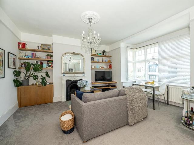 Flat for sale in Shepherd's Bush, Greater London