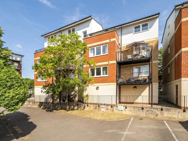 Flat for sale in Batchworth