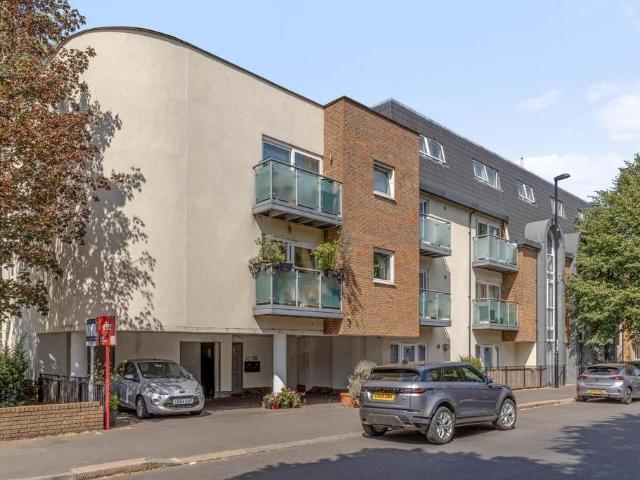 Flat for sale in London Borough of Lewisham, Lower Sydenham