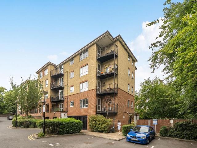 Flat for sale in London Borough of Ealing, Greater London