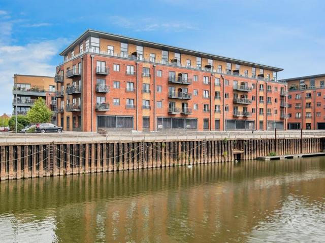 Flat for sale in Diglis, Worcestershire