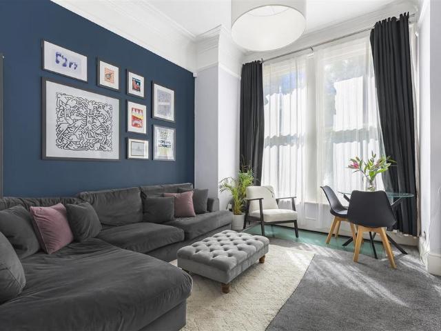 Flat for sale in Wandsworth, Greater London