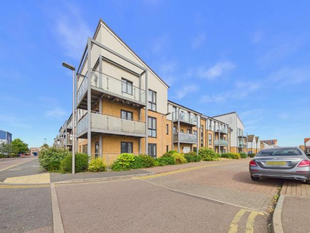 Flat for sale in South Ockendon, Essex