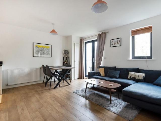 Flat for sale in Summerstown, Greater London