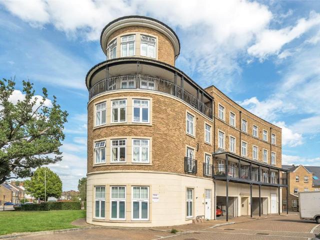Flat for sale in Bromley Common, Greater London