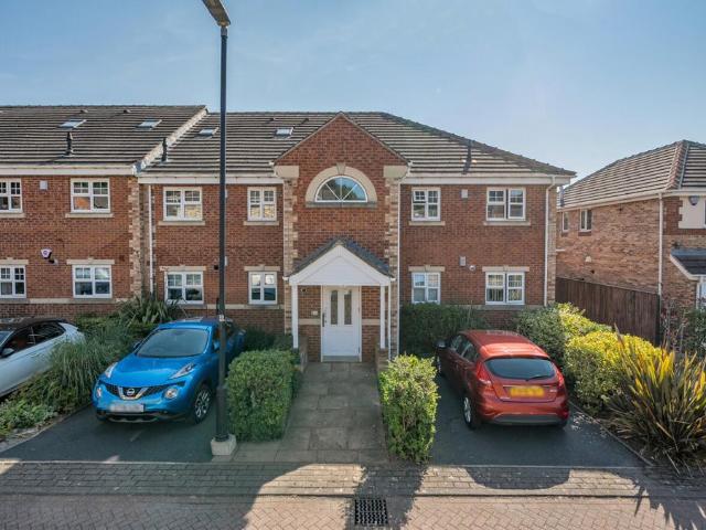 Flat for sale in Pudsey, West Yorkshire