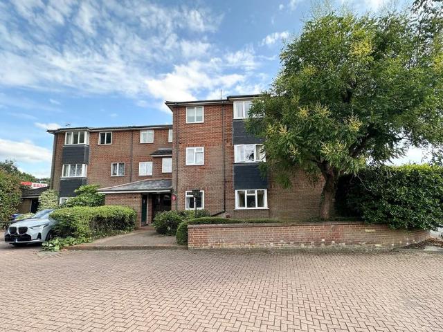 Flat for sale in Beaconsfield, Beaconsfield