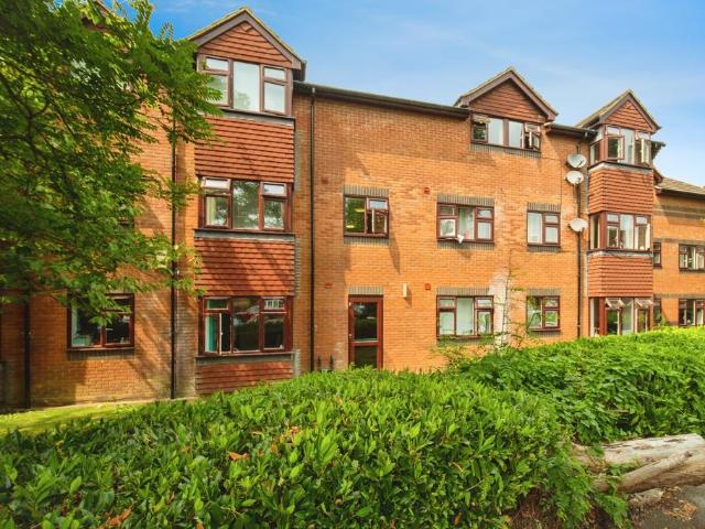 Flat for sale in Buckler's Park, Crowthorne