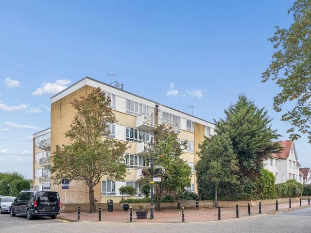 Flat for sale in Iver, Richings Park