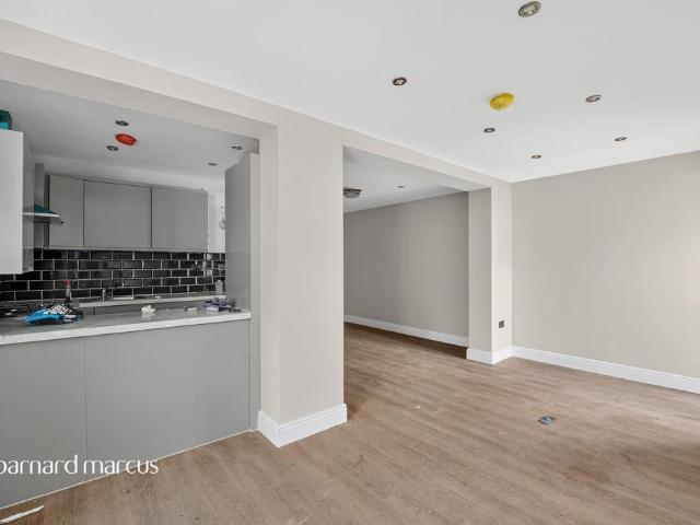 Flat for sale in London Borough of Croydon, Norbury