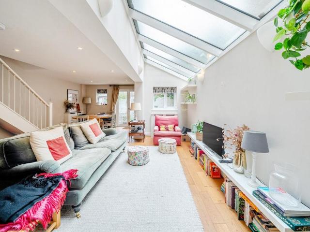 Flat for sale in Clapham Junction, Greater London