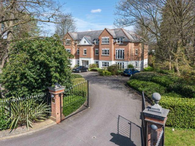 Flat for sale in Ashley Park, Surrey